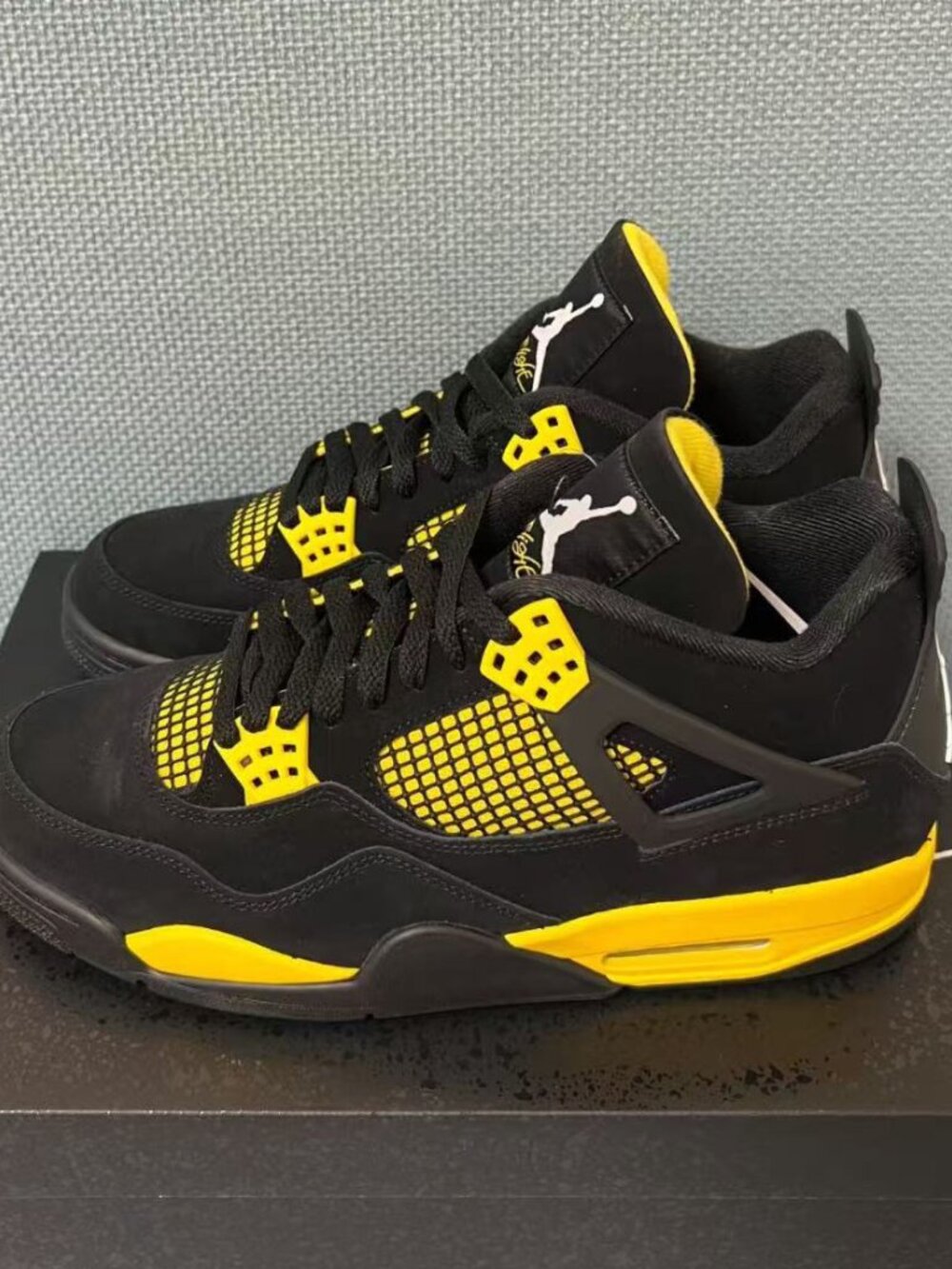 Jordan 4 Retro "Yellow Thunder" Men‘s Sneakers - Picture 2 of 5